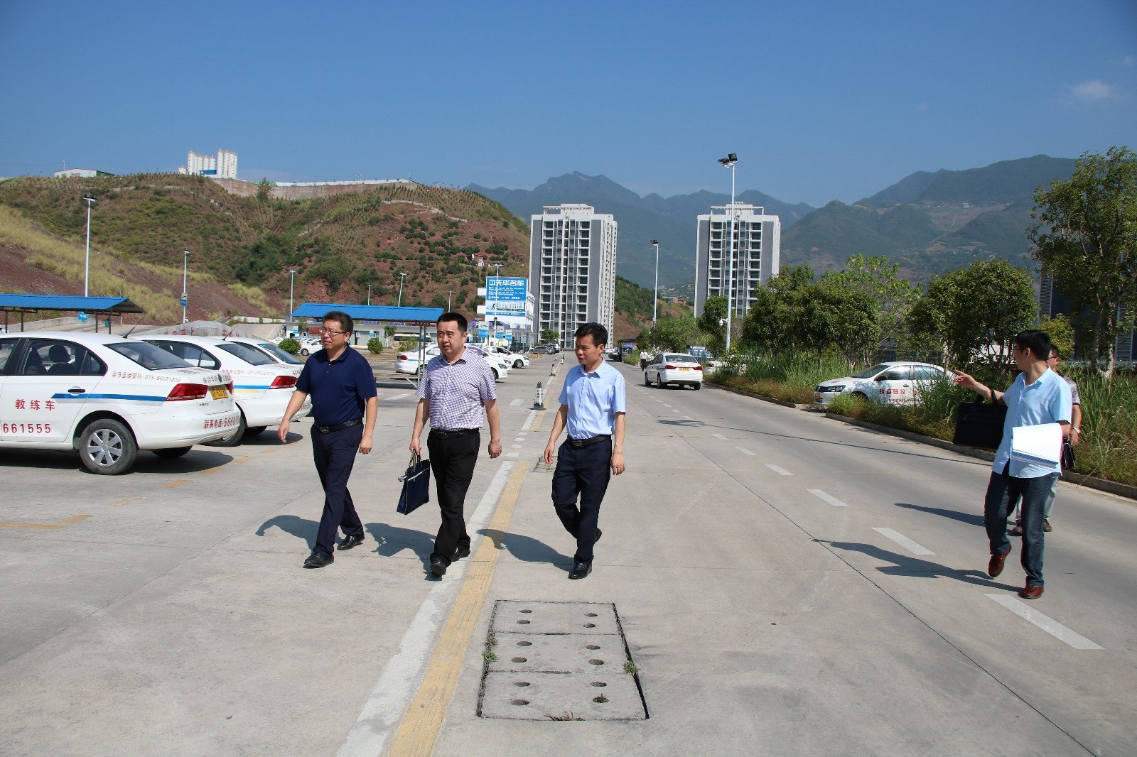 8.30市教委发展规划处副处长梁杰一行深入重庆市三峡卫校督导新校区建设工作4.jpg