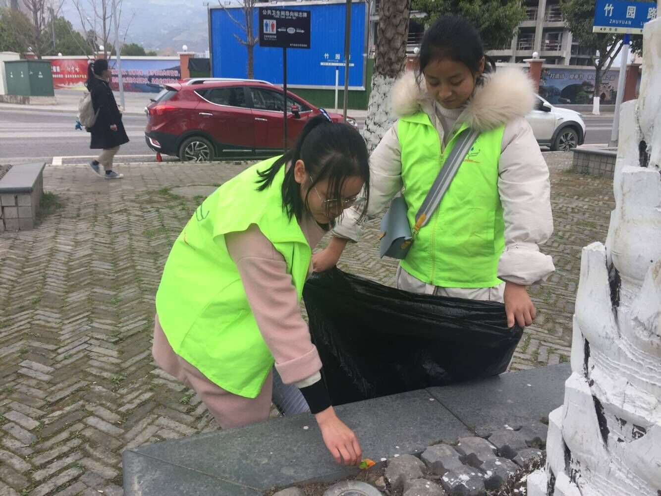 3.2三峡卫校：携手春雨康复中心参与新时代文明实践志愿者服务活动7.jpg