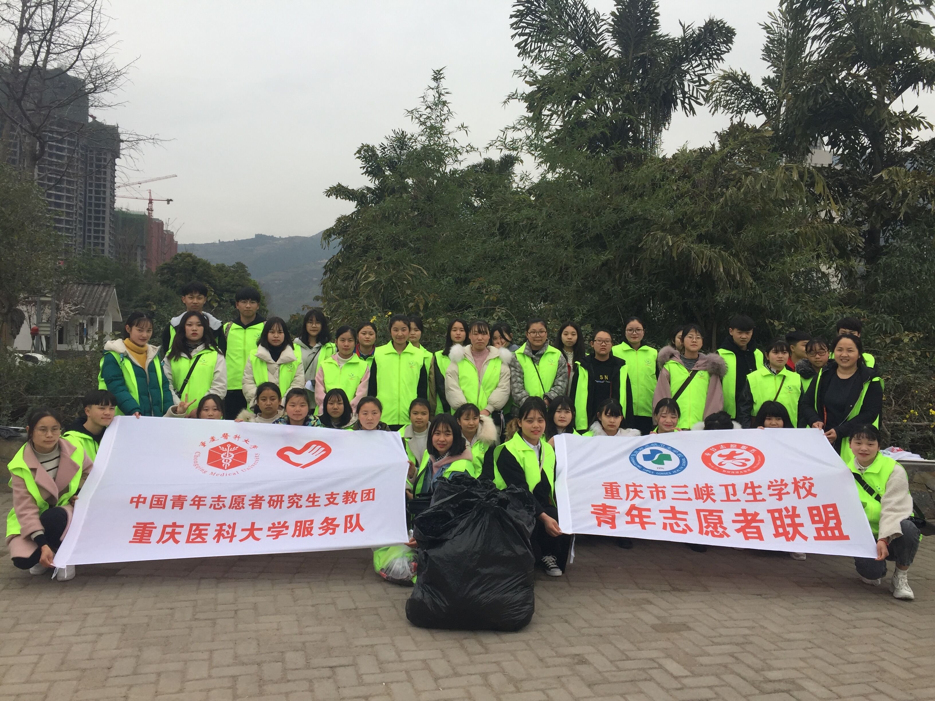 3.2三峡卫校：携手春雨康复中心参与新时代文明实践志愿者服务活动1.jpg