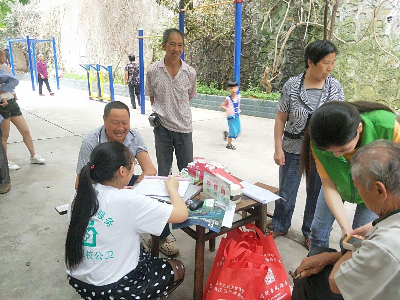 7.22三峡卫校：附属社区卫生服务中心开展中医药健康知识宣传活动2.jpg