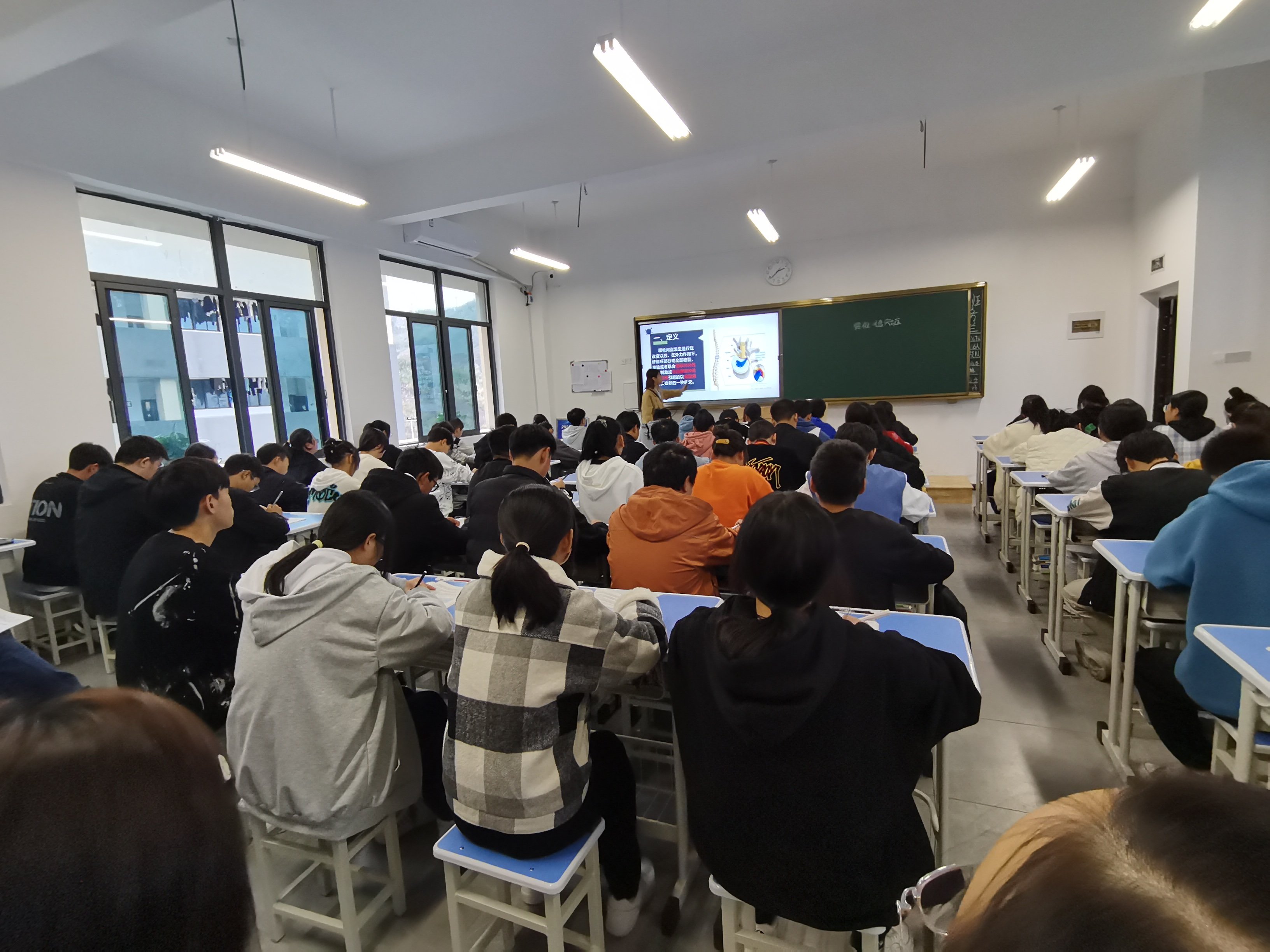 11.11三峡卫校：重庆市医药卫生学校与官老婆一码一肖资料免费大全开展校际交流活动1.jpg